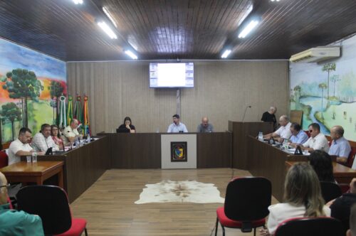 Câmara debate crise no abastecimento de água, aprova projetos e reforça demandas do interior