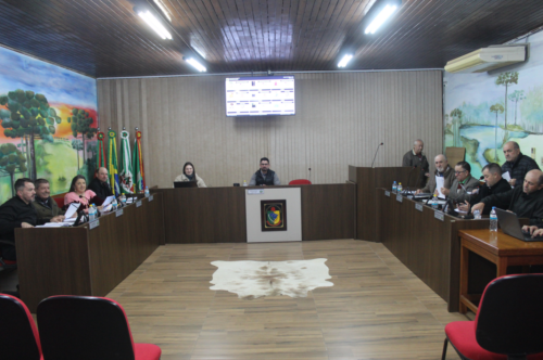 Câmara aprova projetos, cobra Executivo e debate obras e serviços públicos